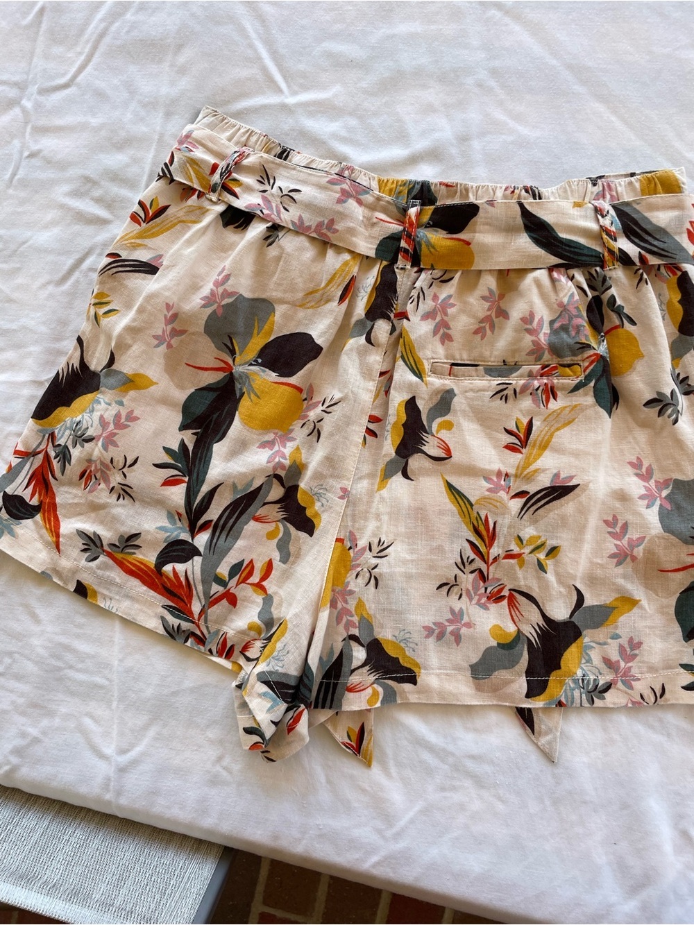 Cynthia Rowley 100% Linen Floral Tie Waist Shorts Large POCKETS